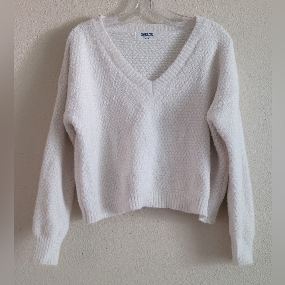 Double Zero Sz Medium Cozy White V-Neck Sweater